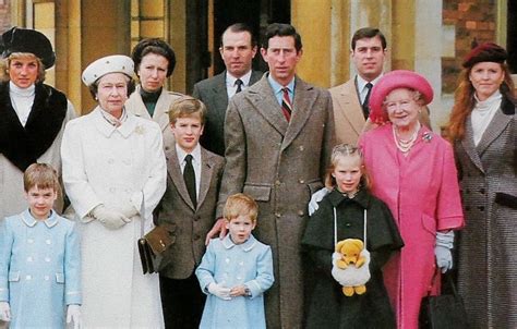 THE ROYAL FAMILY AT SANDRINGHAM DEC 1988   INCLUDES DIANA ...