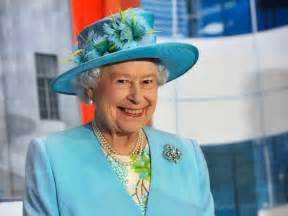 This just in: The queen! Elizabeth visits BBC   TODAY.com