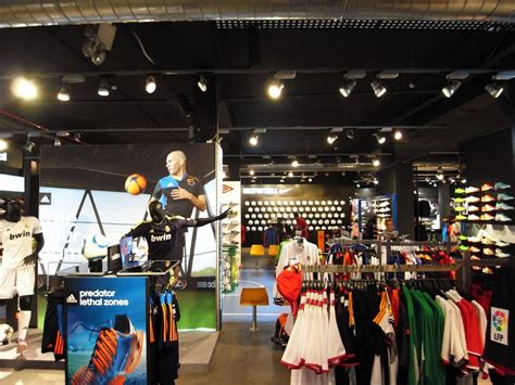 Tienda de fútbol. Futbolmania Barcelona. | Tienda de ...