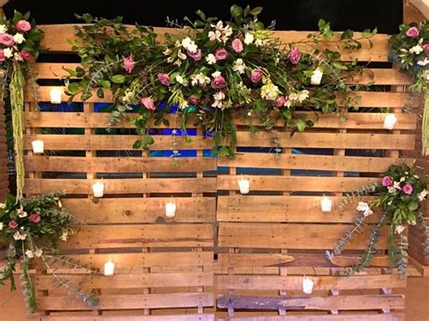 Tips de boda, estructura con tarimas de palets para crear una pared ...