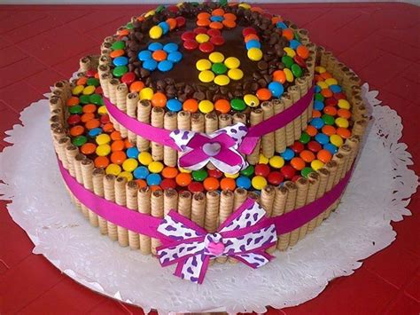 Torta con decoraciones de Pirulin y Dandy. | Candy cake ...