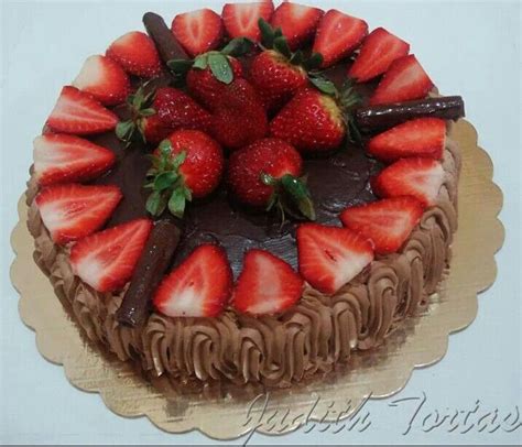 Torta de chocolate rellena de crema de chocolate y fresas ...