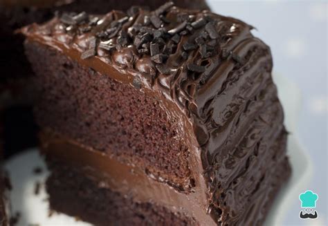 Torta Húmeda de Chocolate Decorada   ¡Receta Fácil y Divina!