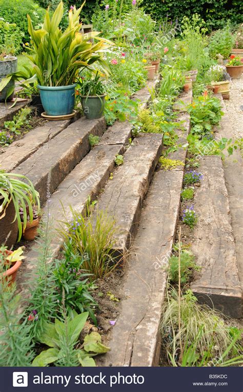 Traviesas de madera jardín terraza y pasos plantado con ...