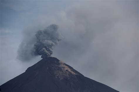 Tres volcanes activos mantienen en alerta a Guatemala ...