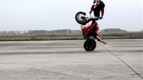 trucos en motos! impresionantes!!   YouTube