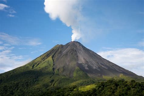 UCR conmemora 50 años de la erupción del volcán Arenal ...