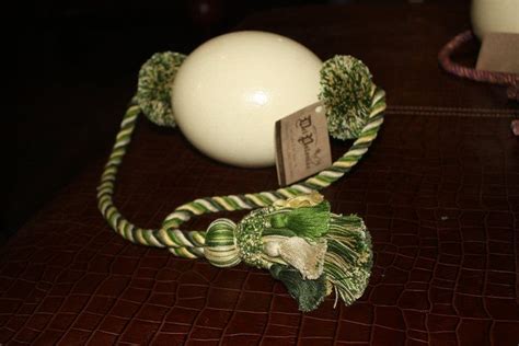 Un detalle único. Hermosos huevos de avestruz, decorados ...