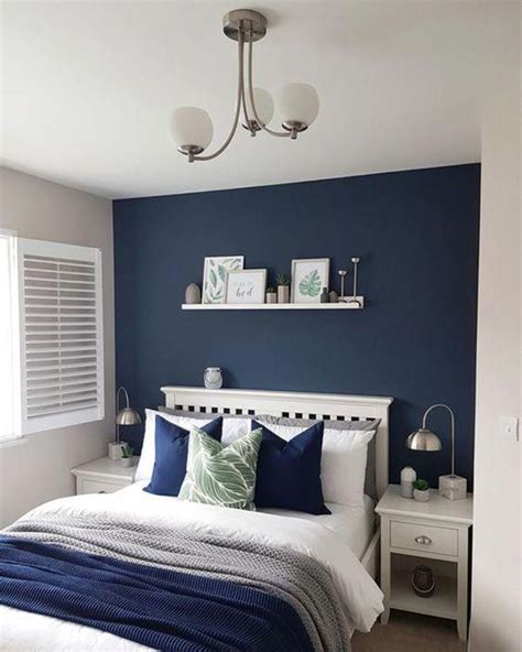 Un dormitorio, cuarto o habitación moderna pintada y decorada en azul ...