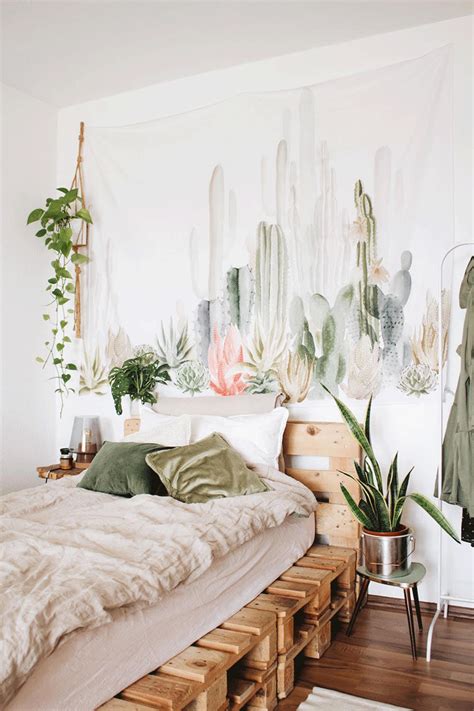 Un dormitorio decorado con muchas plantas y mucho estilo ...