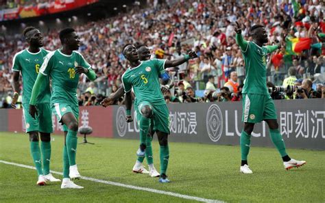¡Un ejemplo! Hinchas de Senegal limpiaron estadio tras ...