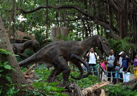 Un grupo de personas visita una exposición de dinosaurios ...