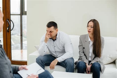Un joven matrimonio de hombres y mujeres habla con un psicólogo en una ...