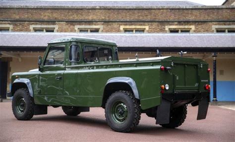 Un Land Rover a medida, insignias militares y ...
