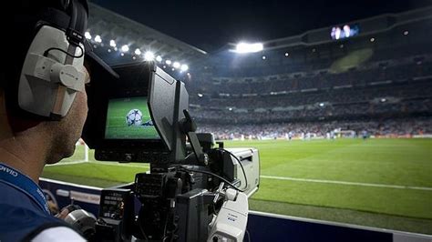 Una cámara de televisión en el Santiago Bernabéu   ABC.es