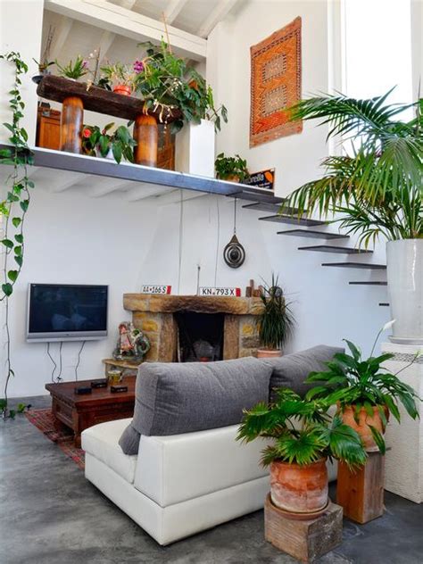 Una casa decorada con muebles antiguos y  muchas  plantas