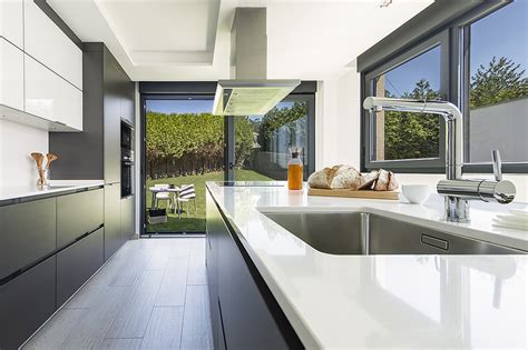 Una cocina abierta al jardín por Santiago Interiores