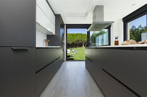 Una cocina abierta al jardín por Santiago Interiores