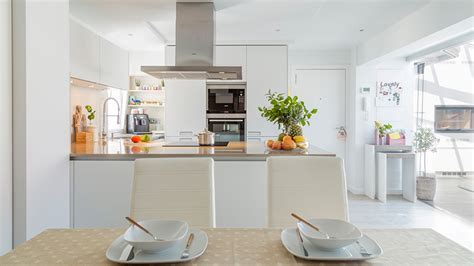 Una cocina blanca abierta al resto de la casa | Cocinas ...
