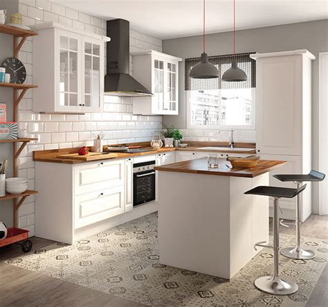 Una cocina luminosa y actual: los muebles blancos son ...