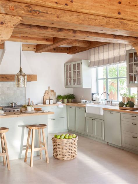 Una cocina rústica bañada en madera | Home decor kitchen ...