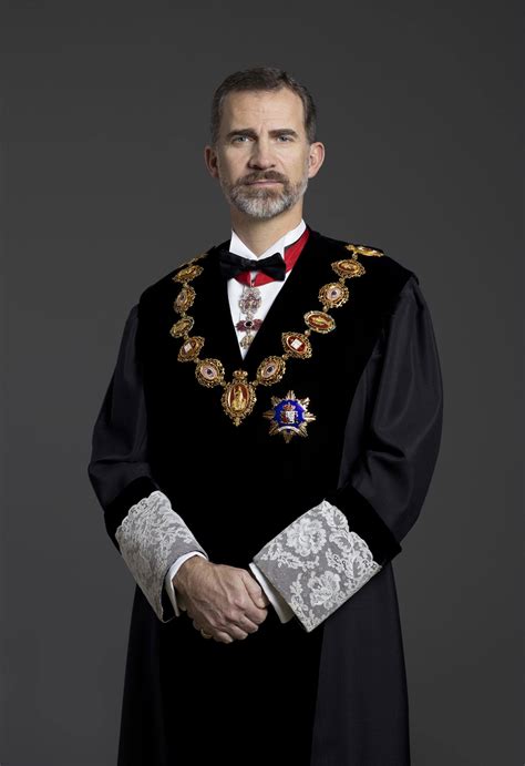 Una foto del rey Felipe VI con toga ya preside las salas ...