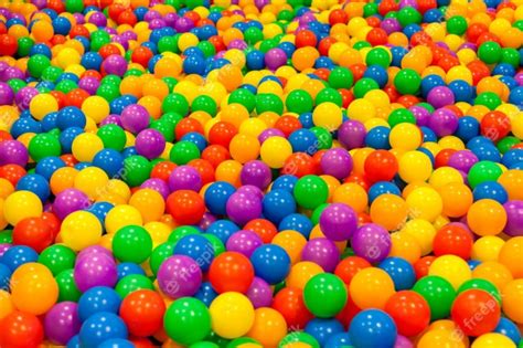 Una gran cantidad de mini pelota de colores en la piscina ...