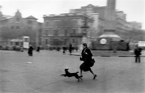 Una mujer huye de las bombas en Barcelona. Enero 1939. Robert Capa ...