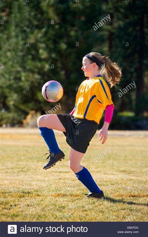 Una niña jugando fútbol en uniforme Fotografía de stock ...