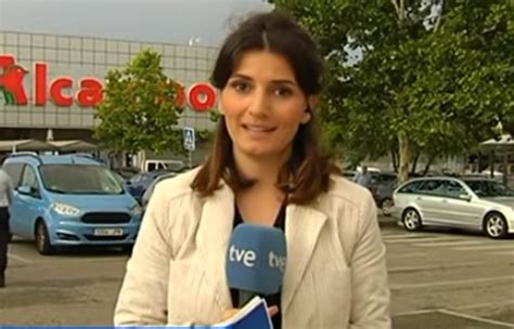 Una periodista española se trabó en vivo y dejó el móvil