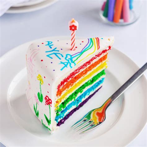 Una tarta de cumpleaños con los colores del arco iris ...