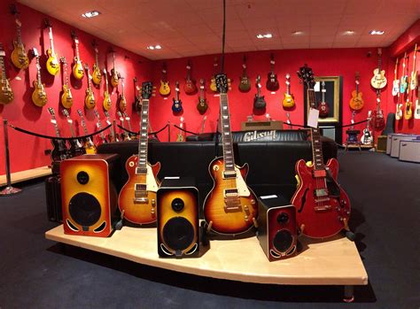 Una vista de la exclusiva Guitar Gallery de Musik ...