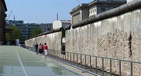 #UnDiaComoHoy en 1989 se cayó el Muro de Berlín
