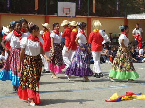 Unidad Educativa J.D.Santistevan: Folklore Ecuatoriano