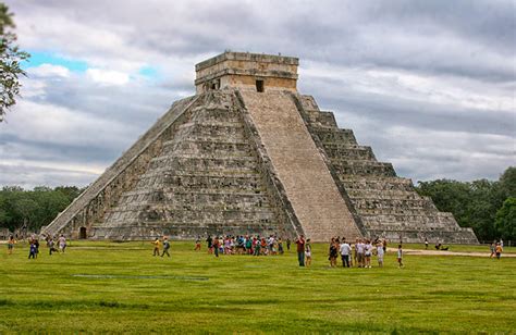 Universitarios descubren cenote bajo la pirámide de ...
