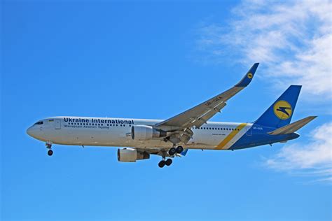 UR GEA: Ukraine International Airlines Boeing 767 300ER  1 ...