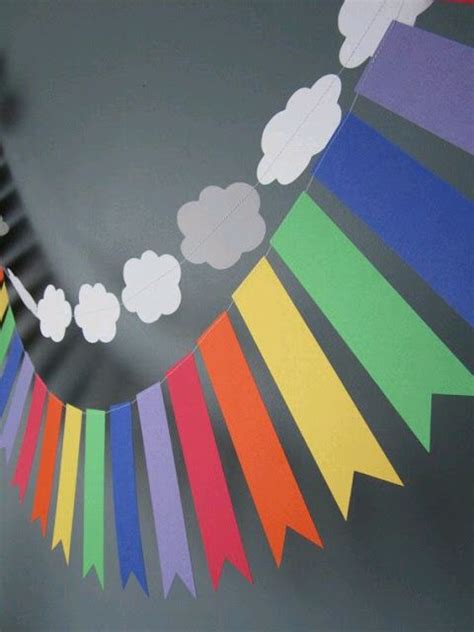 Usa guirnaldas de papel para decorar tu fiesta | Tema de arcoíris ...