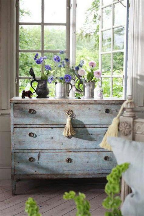 use of two colors of paint, blue for chest and cream for bed ...