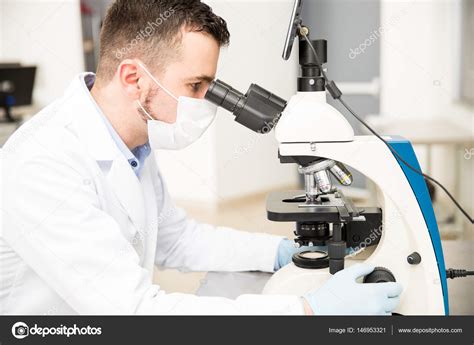 Uso de microscopio en un laboratorio químico — Foto de ...