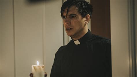 Vadhir Derbez se convierte en sacerdote para su debut en Hollywood y en ...