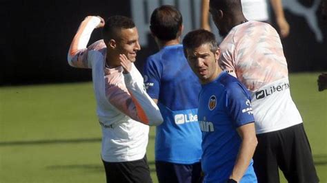 Valencia CF: Celades:  Hoy Rodrigo ha entrenado con nosotros, lo demás ...