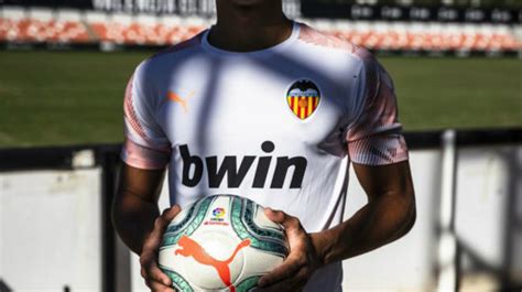 Valencia CF: El Valencia desvela su camiseta de entrenamiento... y en ...