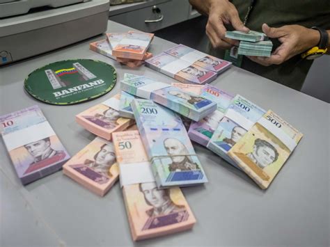 Venezuela devalúa la moneda casi 35% y equipara tasa ...
