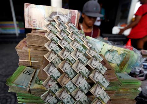 Venezuelans recycle worthless bolivar bills into crafts ...