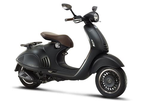 Vespa 946 Emporio Armani: lo scooter firmato Giorgio Armani