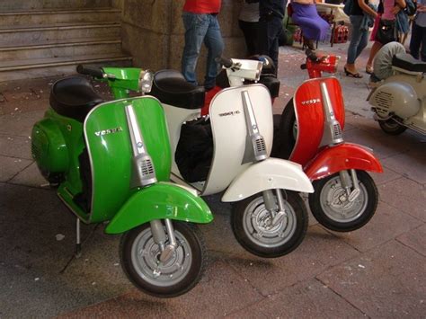 Vespa tricolore | Vespa, Italia, Bandiera