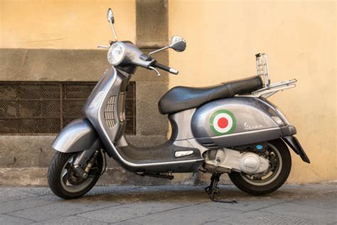 Vespa Vintage   Foto e Immagini Stock   iStock