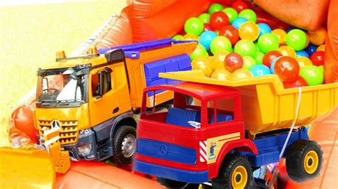 Vídeo de coches para niños. Camiones de juguetes ponen las ...