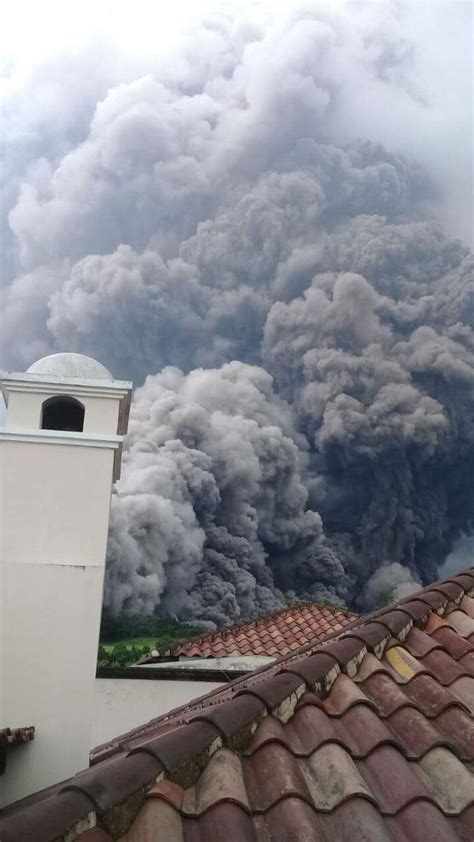 #VIDEO El momento en que hace erupción el volcán de Fuego ...