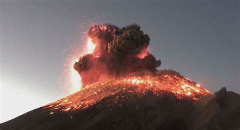 Video: un volcán entró en erupción y desencadenó una ...
